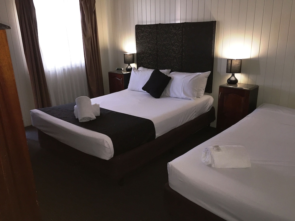 Country Plaza Motor Inn 9/28