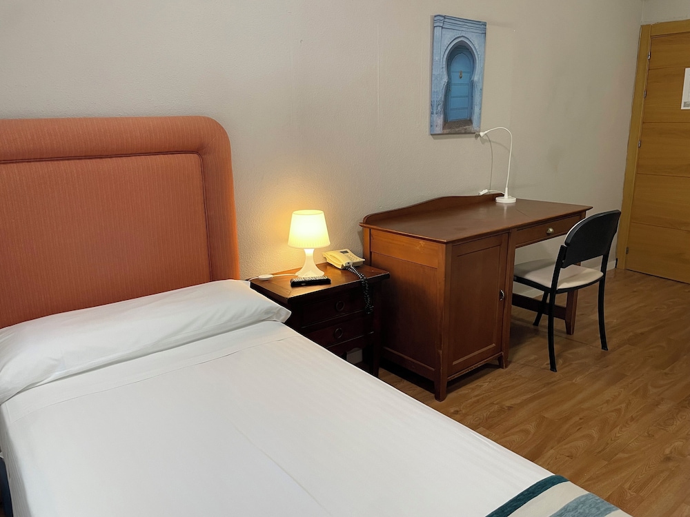 STUDIO, SINGLE, SINGLE BED, KITCHENETTE