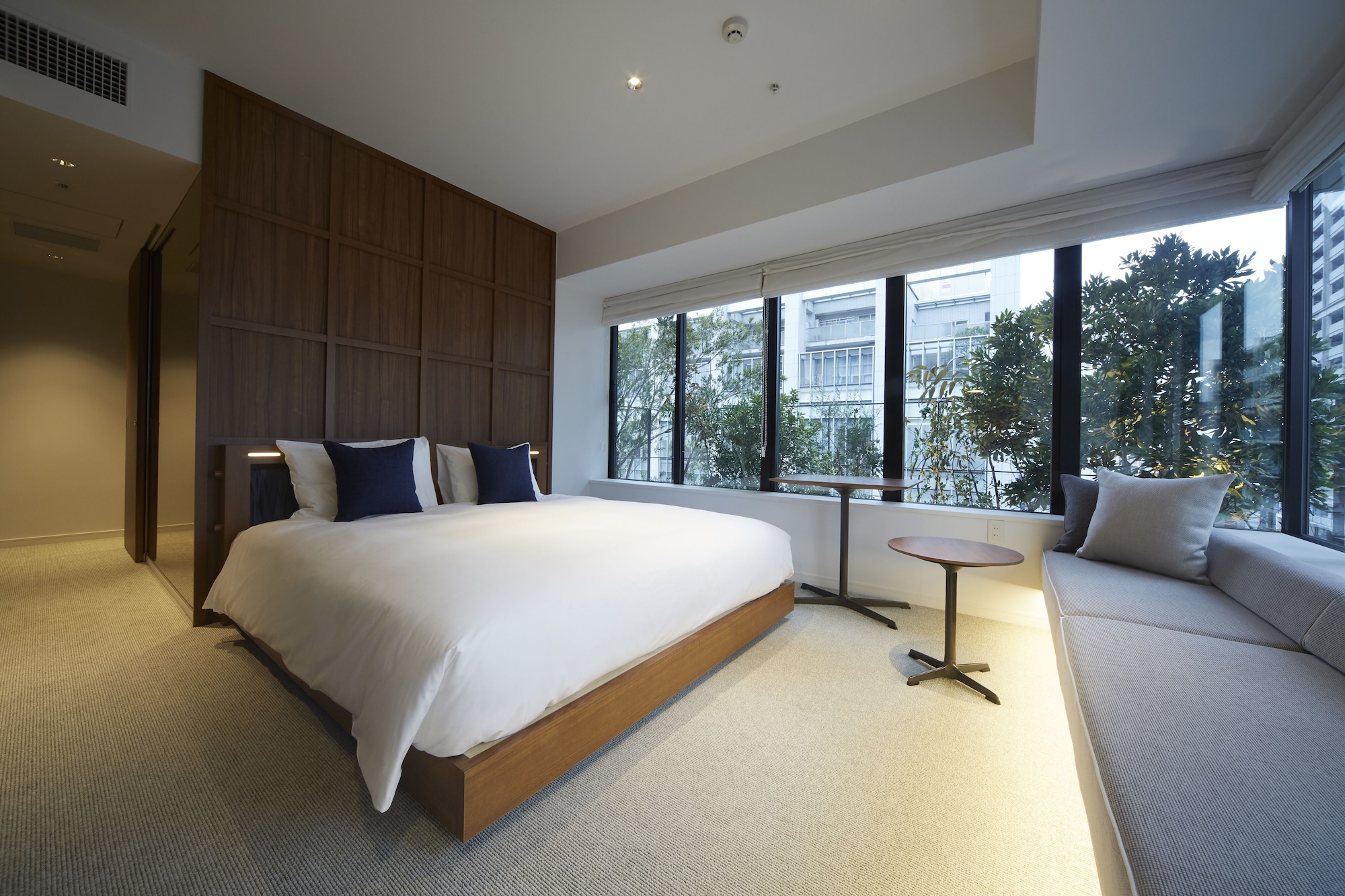 ROOM, DOUBLE BED, CORNER