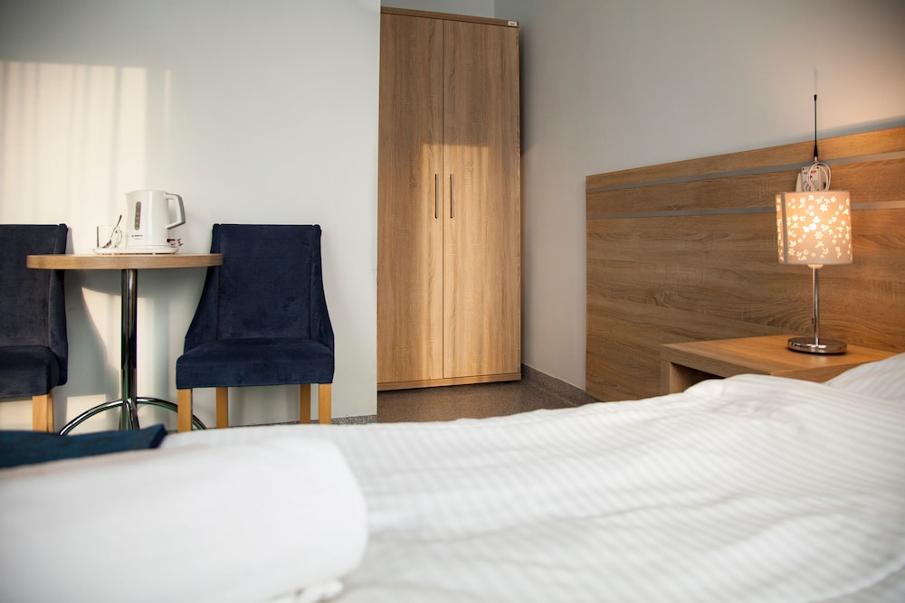 ROOM, SINGLE