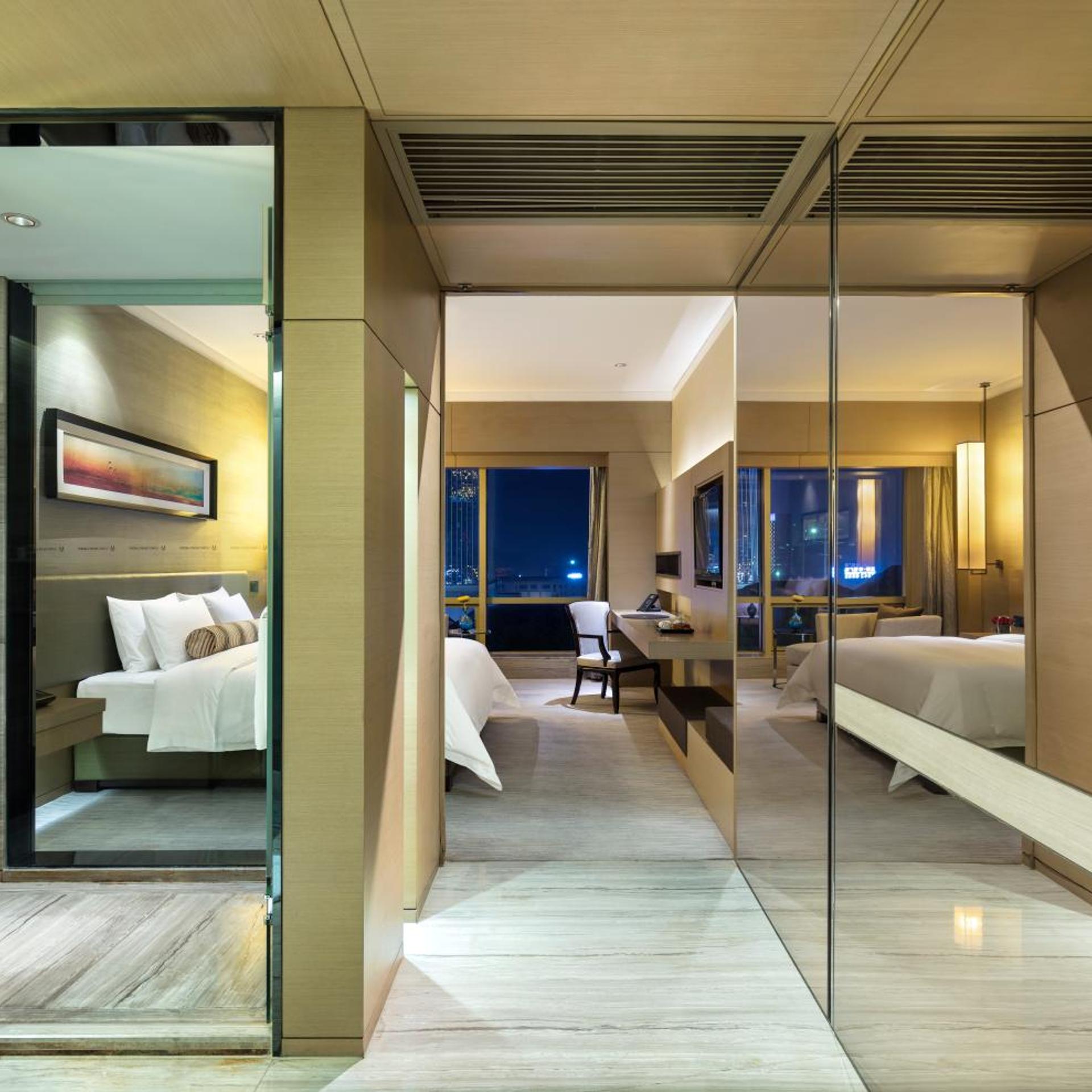Longchamp Garden Hotel 24/35