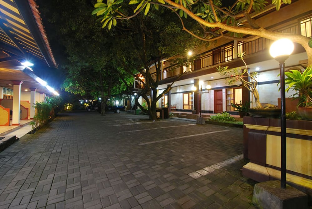 YULIA BEACH INN 57/67