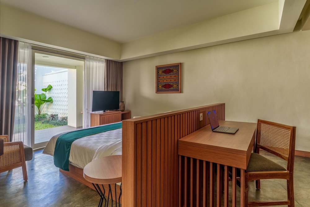 Ayom Suite 12/44