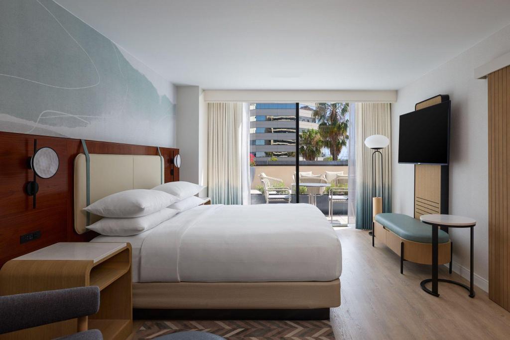 Signature, Suite, King Bed, Pool Side, Sofa