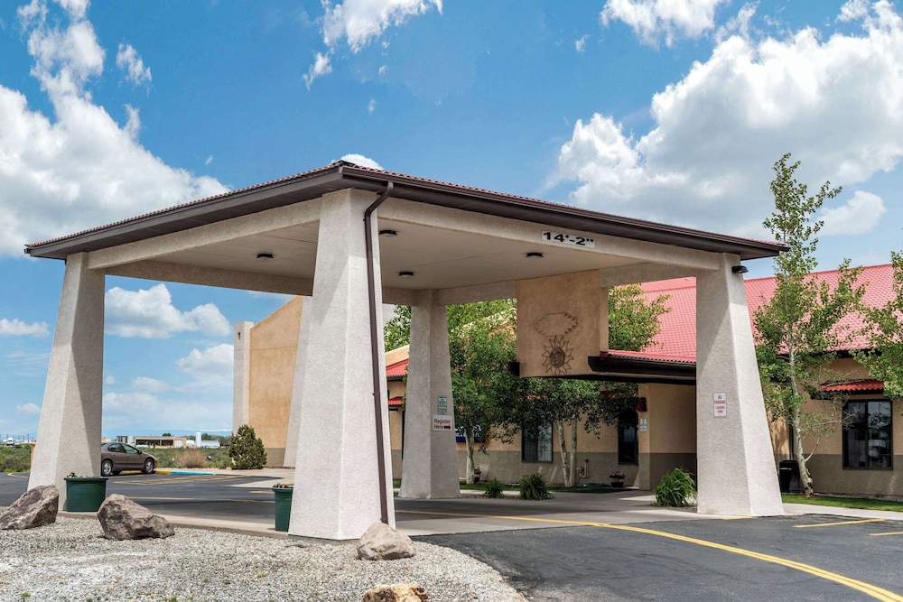 Comfort Inn Suites 2/75