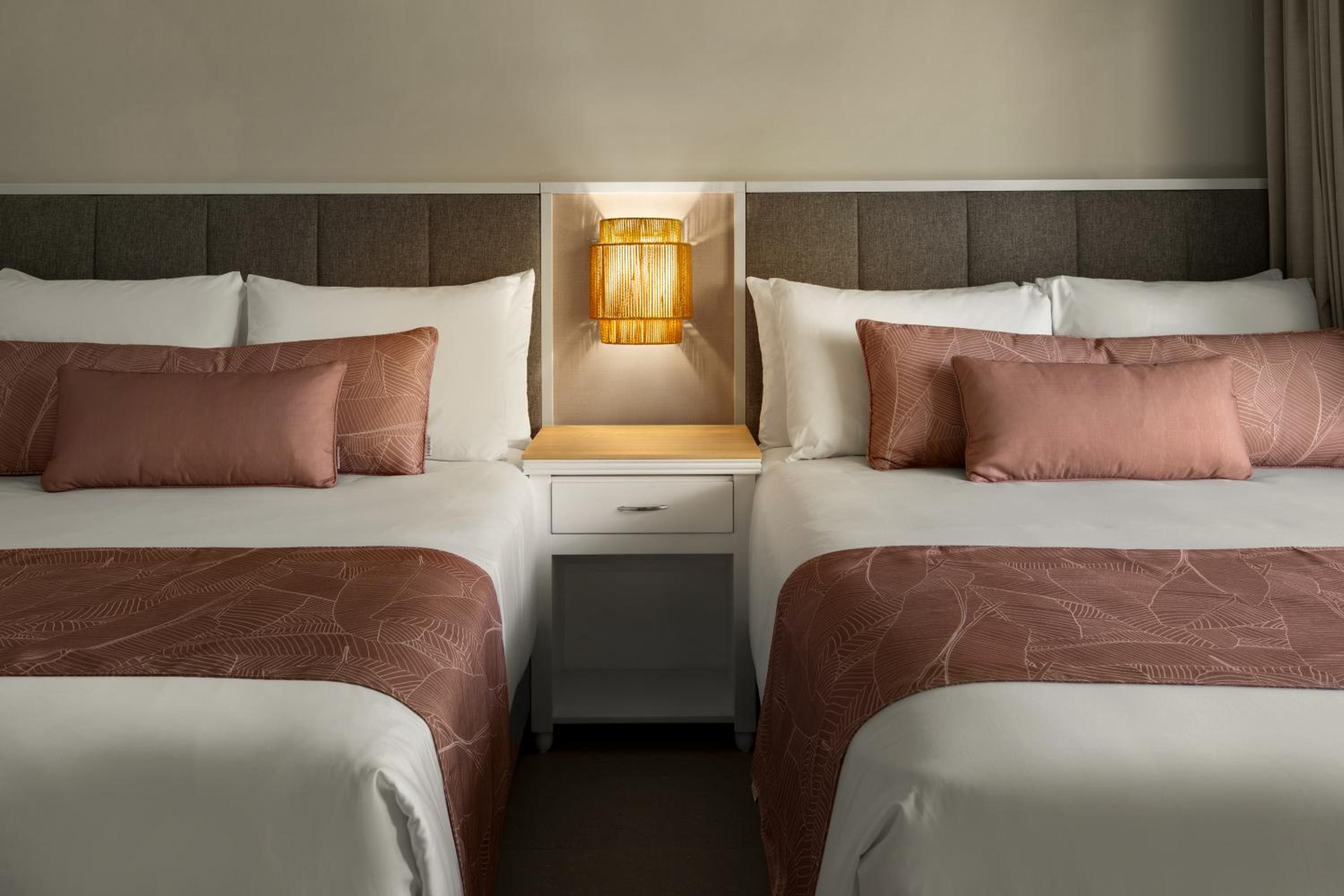 Club, Junior Suite, Queen Bed, Tropical View
