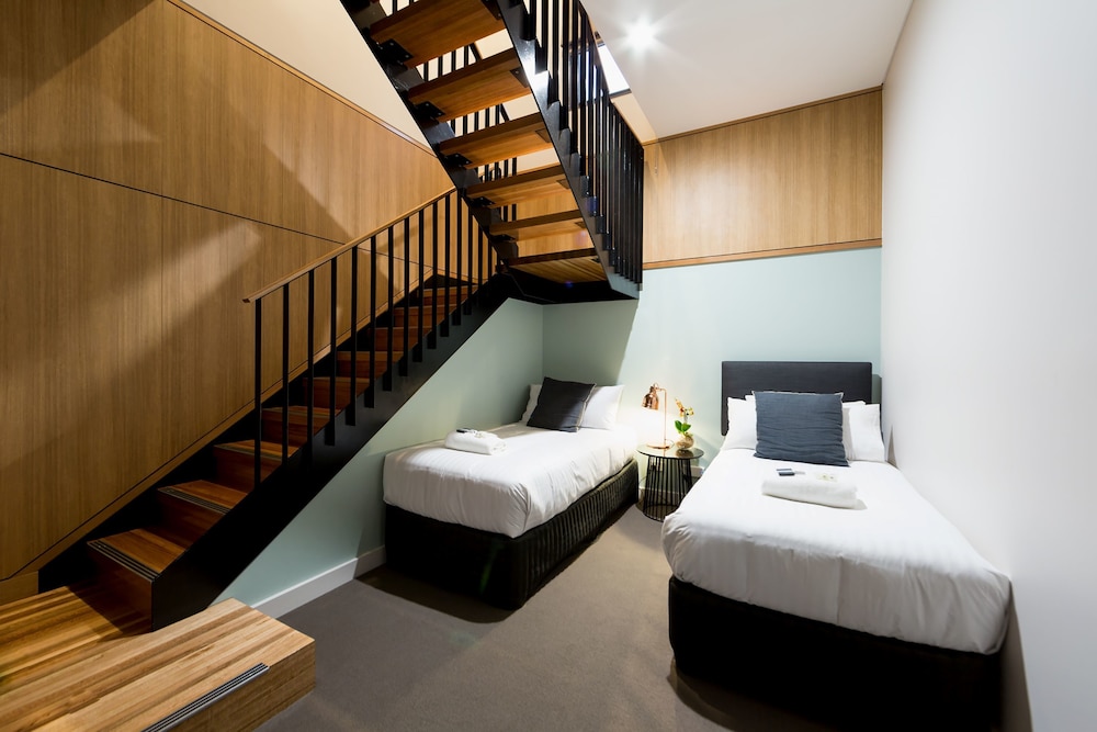 Customs House Hotel 32/72