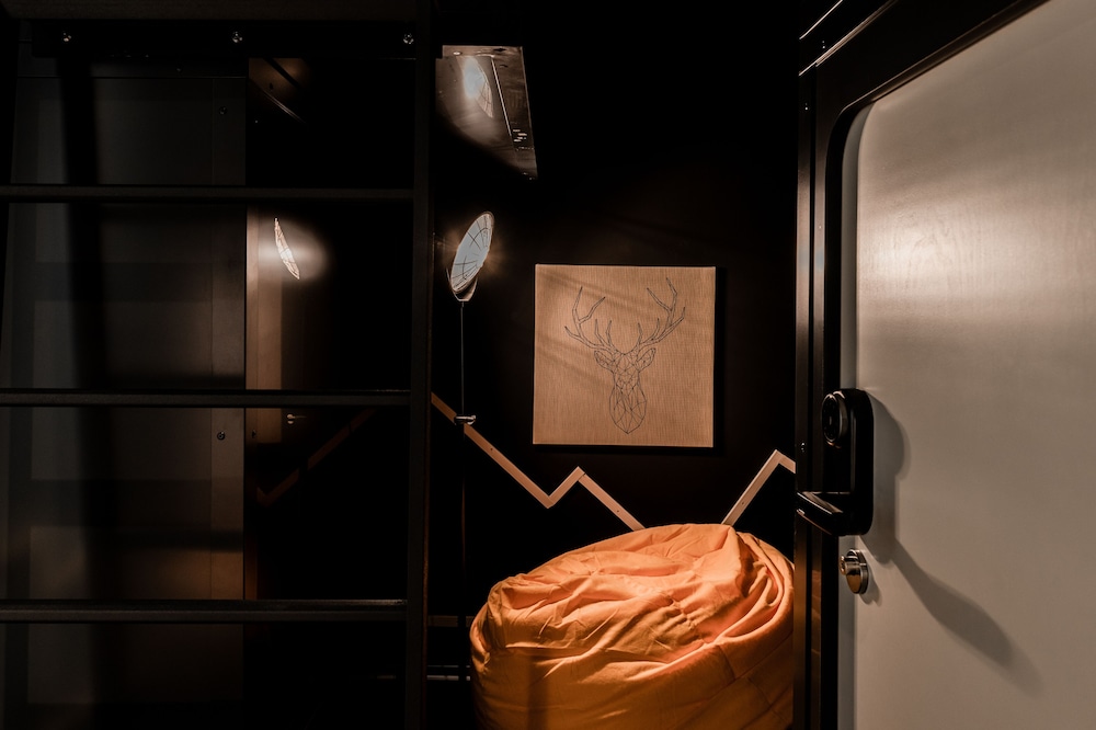 Capsule Hotel - Alpine Garden Zurich Airport 8/37