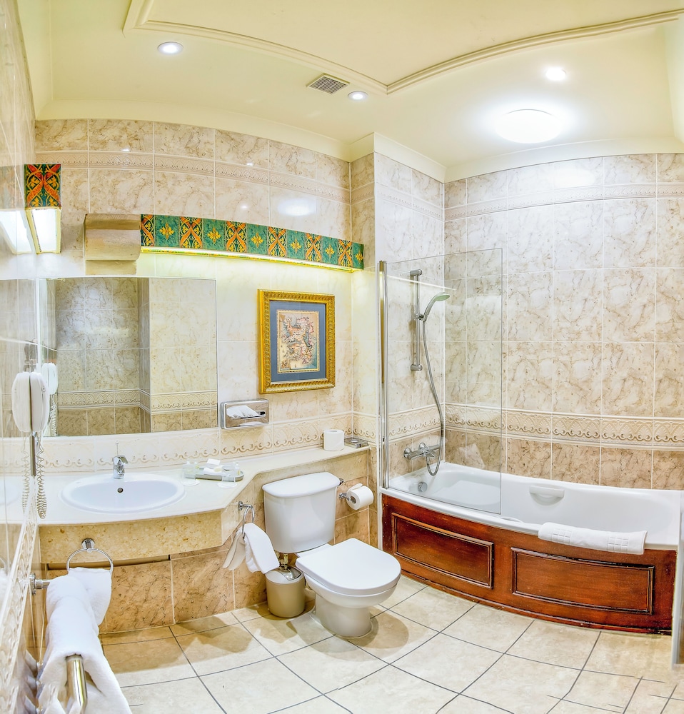 جناح بسرير كوين، Langley Castle Hotel 4/5