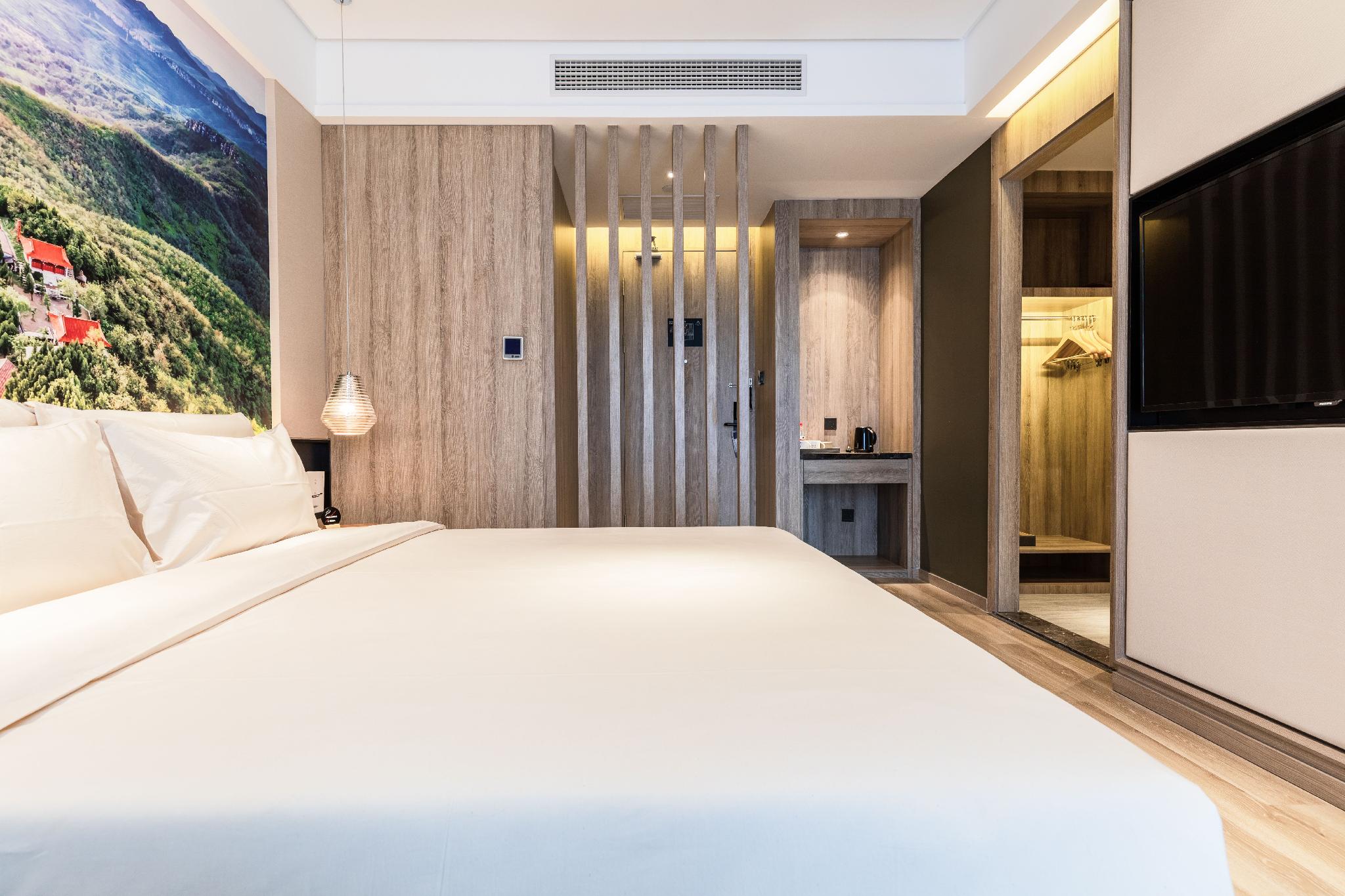 Elegant, Queen Bed