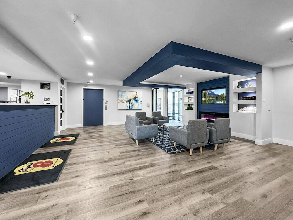Super 8 by Wyndham Orlando Near Florida Mall 44/54