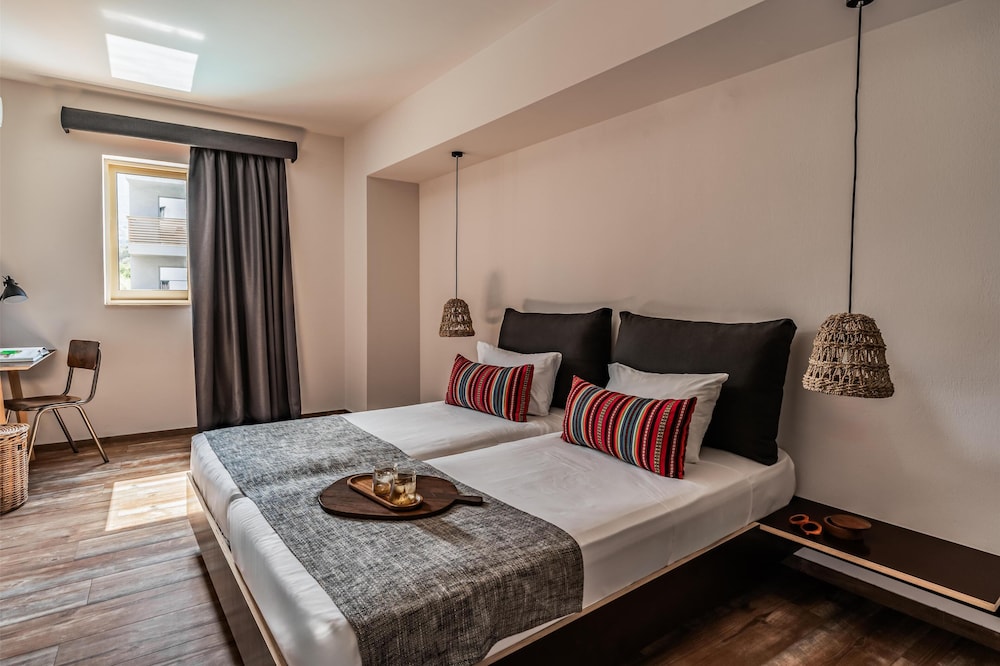 جناح جونيور بسرير كوين مع سرير سحّاب إضافي مع أريكة، Cooks Club Hersonissos - Adults Only 5/10
