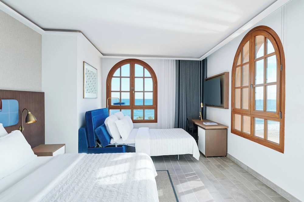 Junior Suite, King Bed, Beach Front, Le Meridien Ra Beach Hotel And Spa 4/7