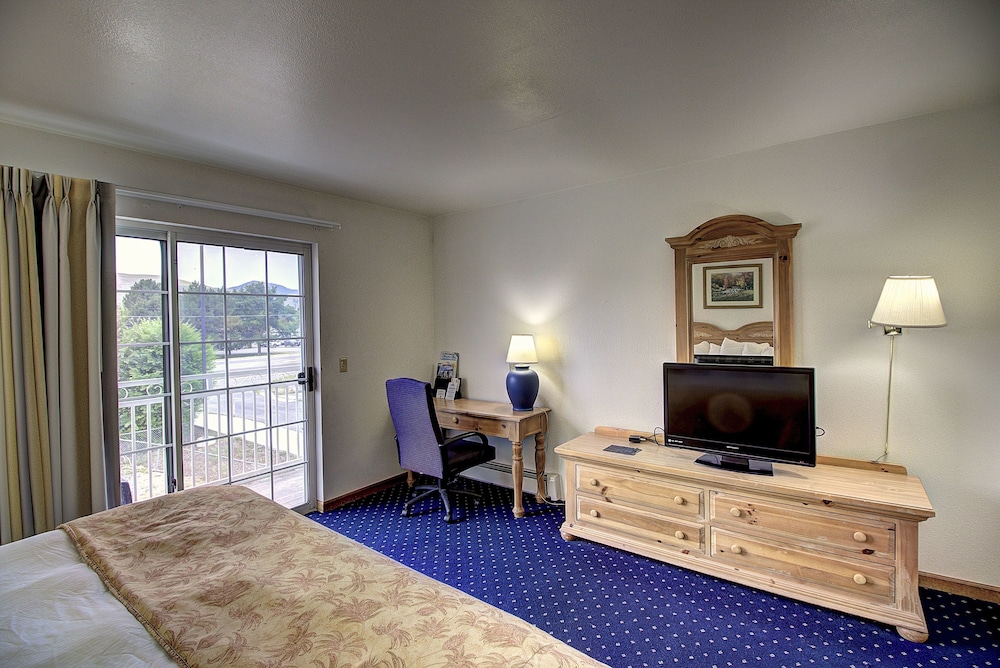 Days Inn & Suites By Wyndham Lolo 28/32