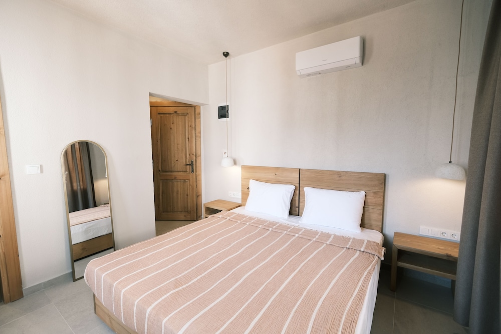 Nephos Hotel 10/50