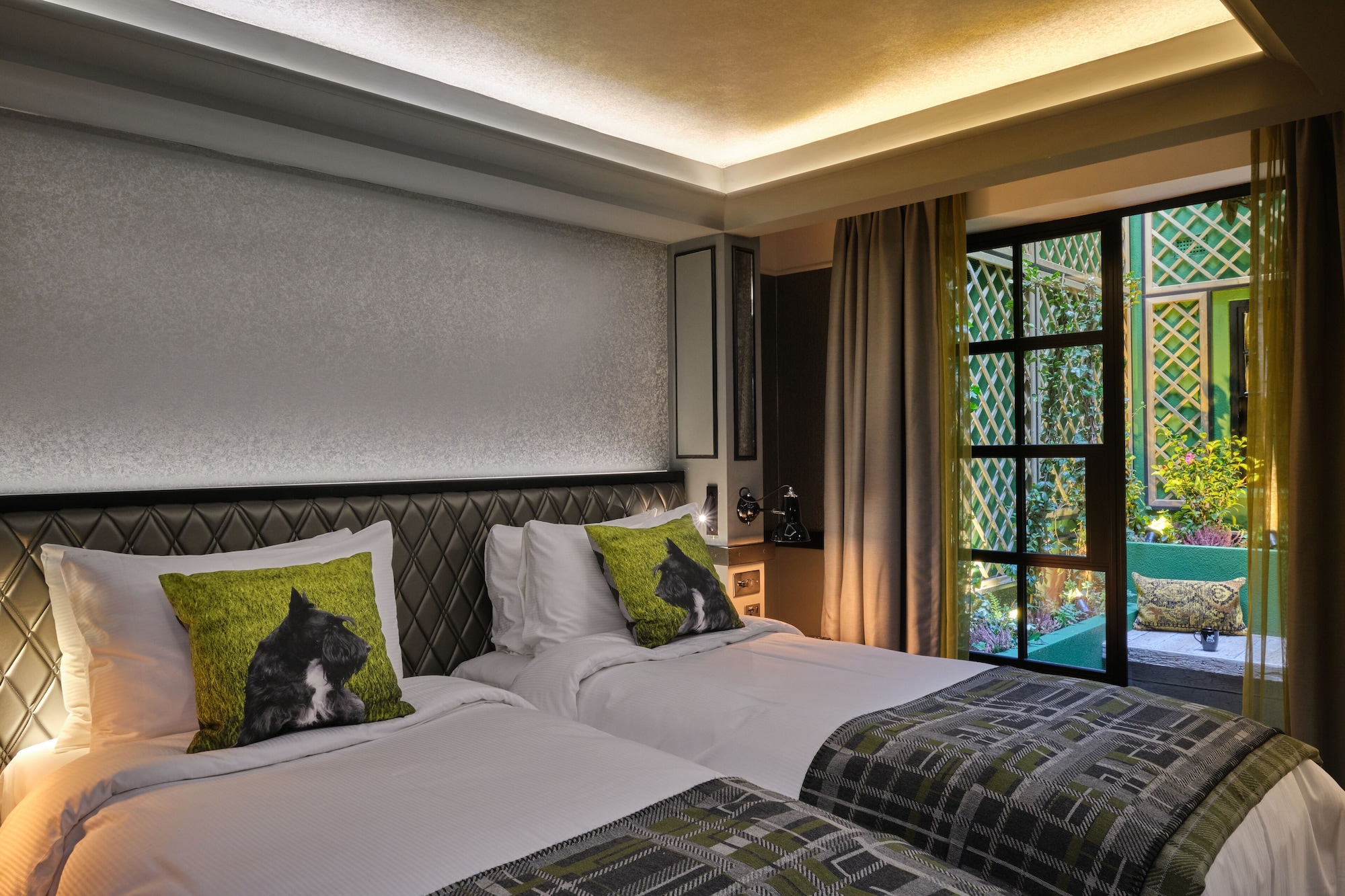 FEATURE, TWIN BEDS, BALCONY