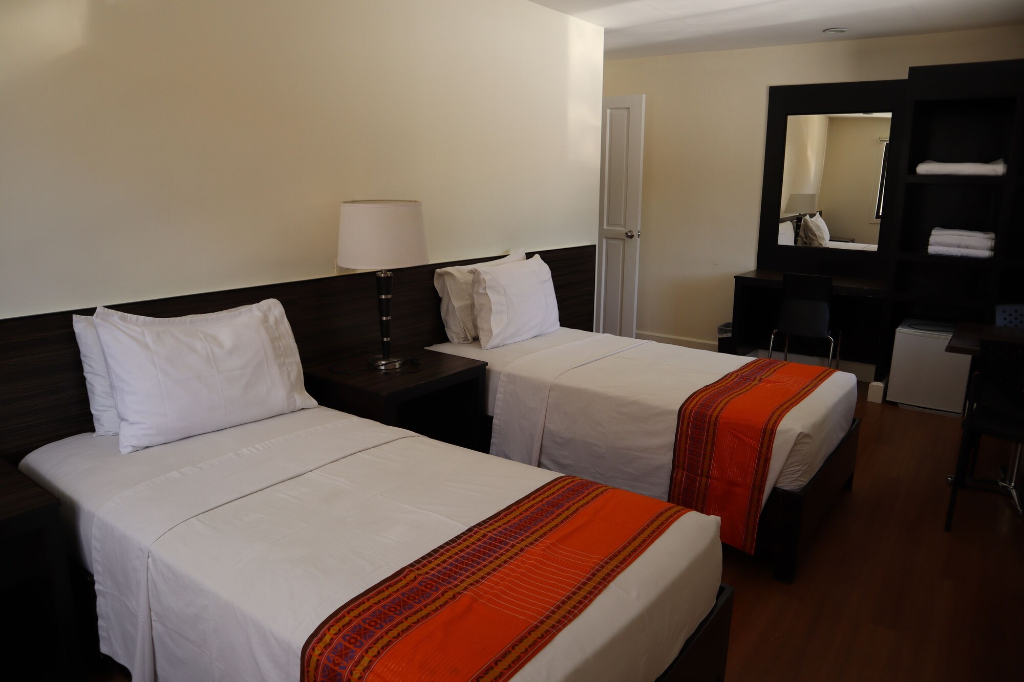 1 BEDROOM, JUNIOR