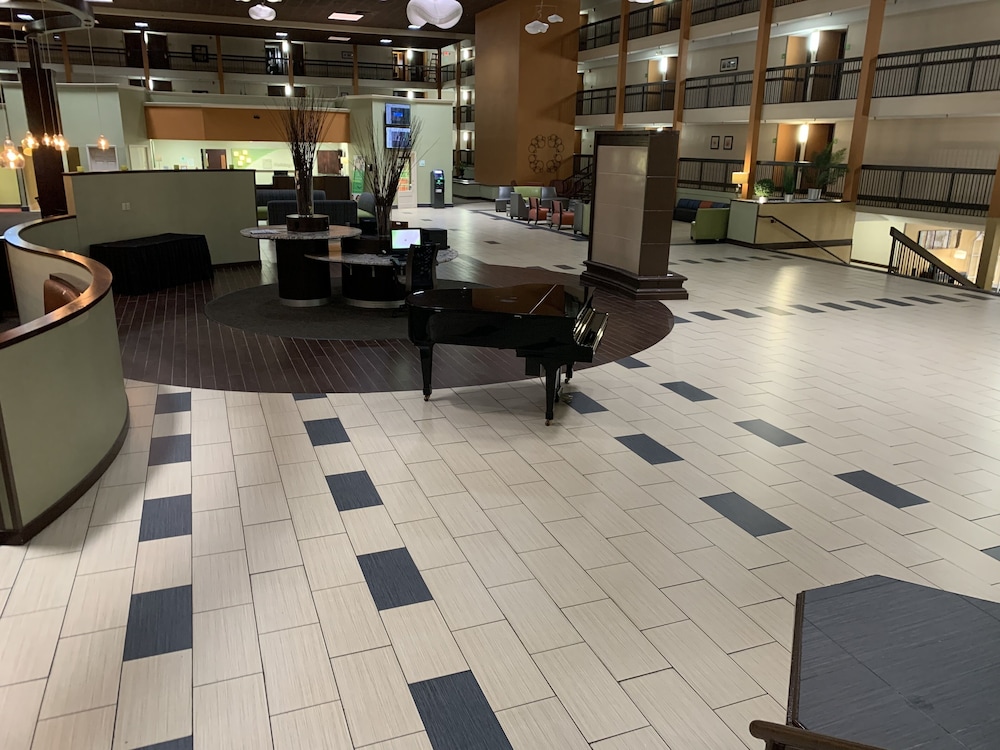Clarion Hotel & Suites Conference Center Memphis Airport 2/31