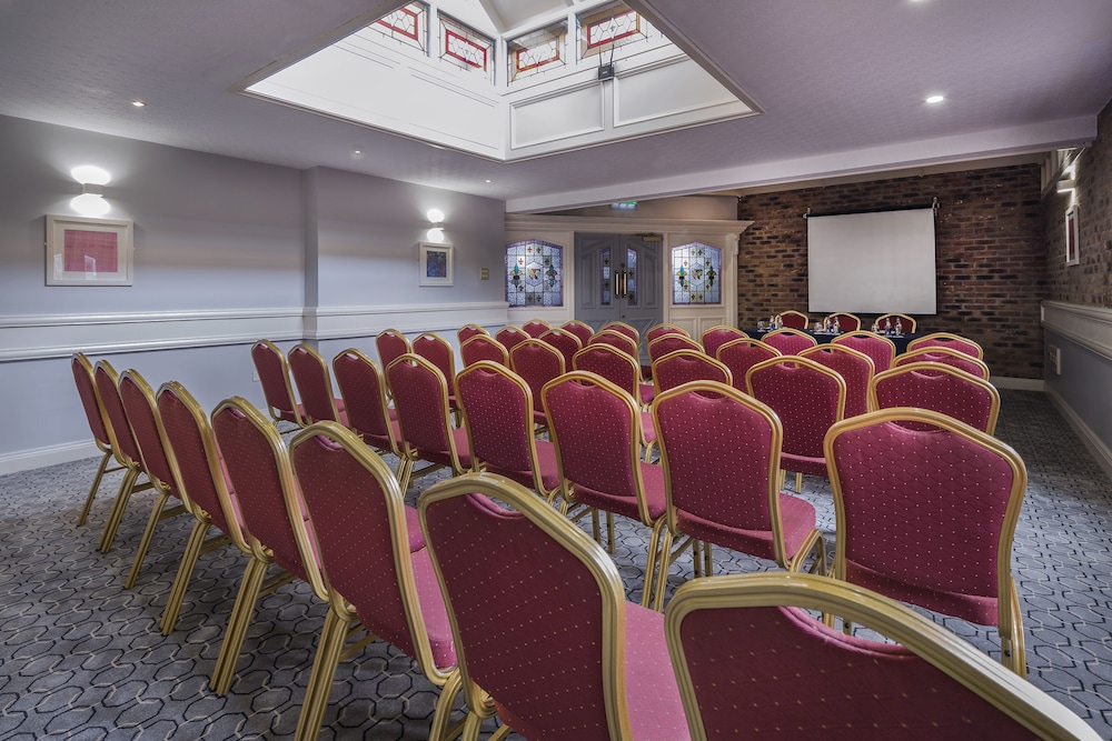 Treacys Oakwood Hotel, Shannon 50/55