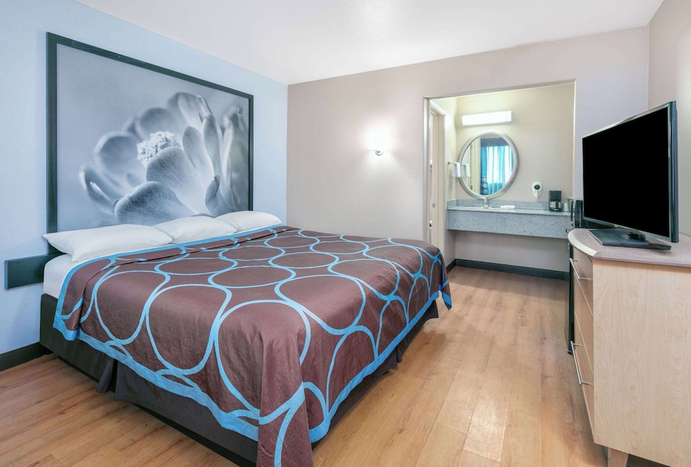 ROOM, KING BED