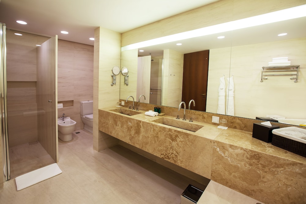 Square Nine Hotel Belgrade 6/81