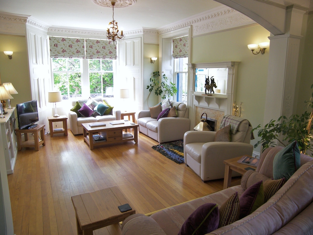 Rosemount Hotel 34/57