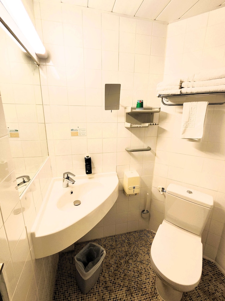 غرفة بسرير كوين وسرير فردي، Brit Hotel Suisse Et Bordeaux 10/10