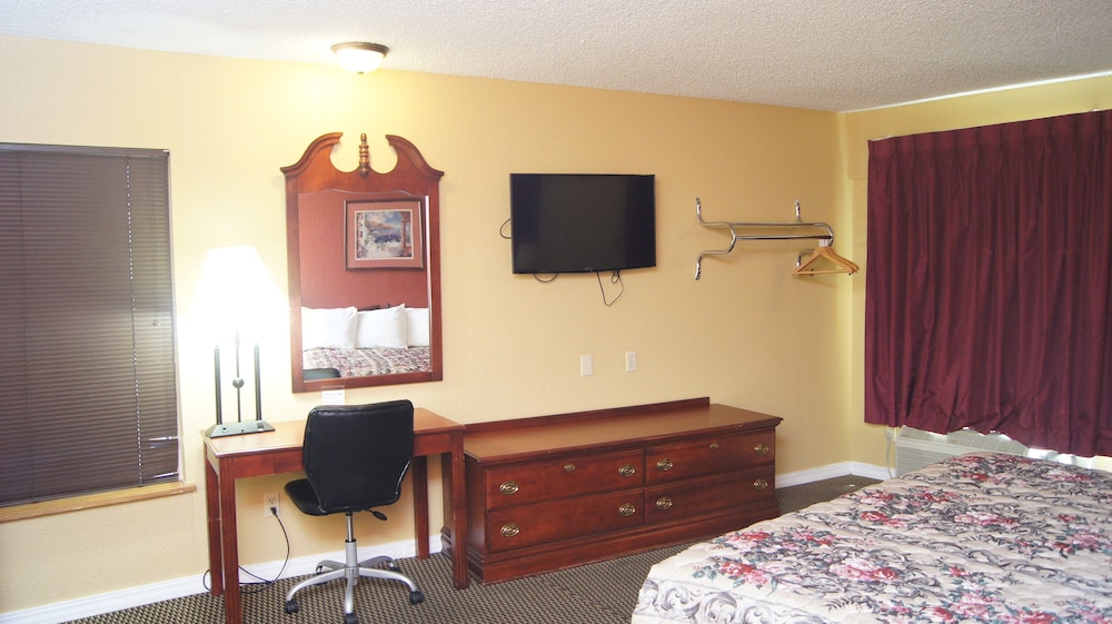 Holiday Lodge And Suites 33/46