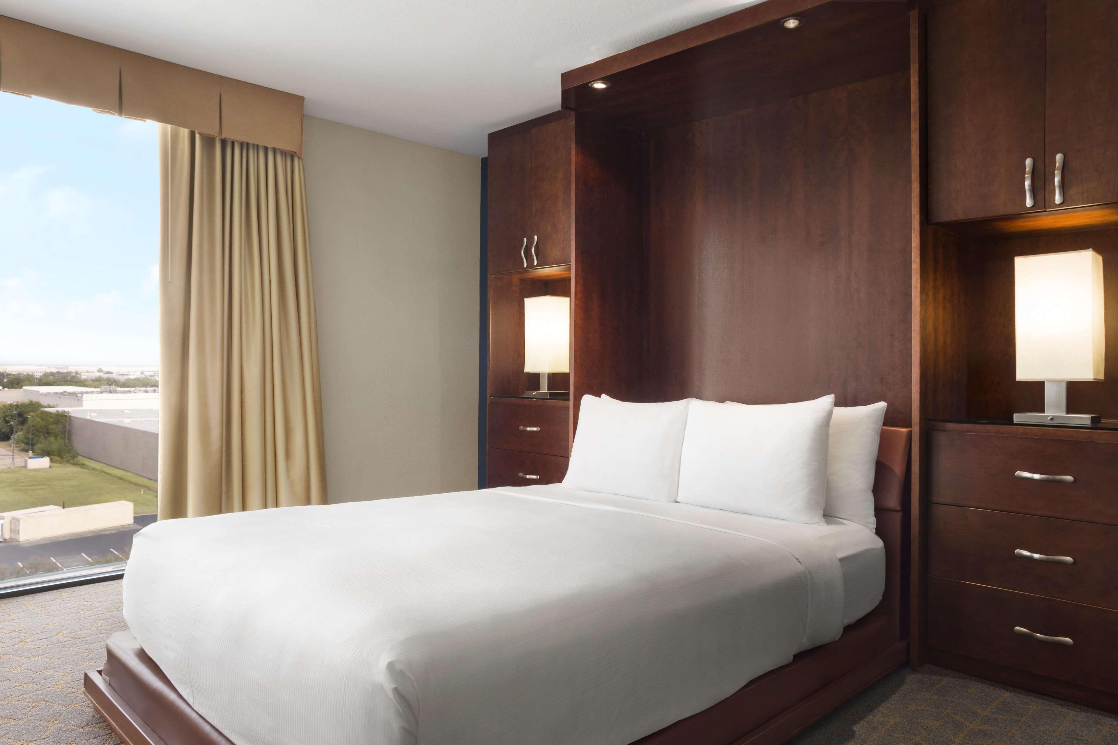 ROOM, MURPHY BED