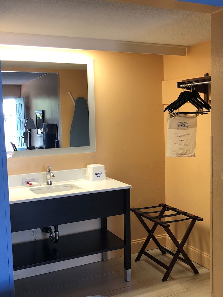 Days Inn by Wyndham Fort Myers Springs Resort 9/43
