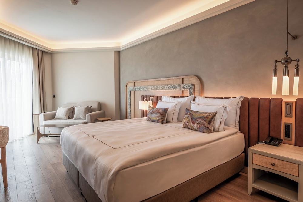 Deluxe, King Bed, Lateral Side Sea View