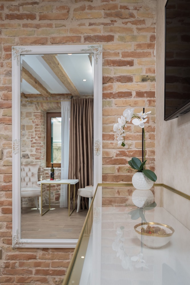 Le Premier Luxury Rooms 40/43