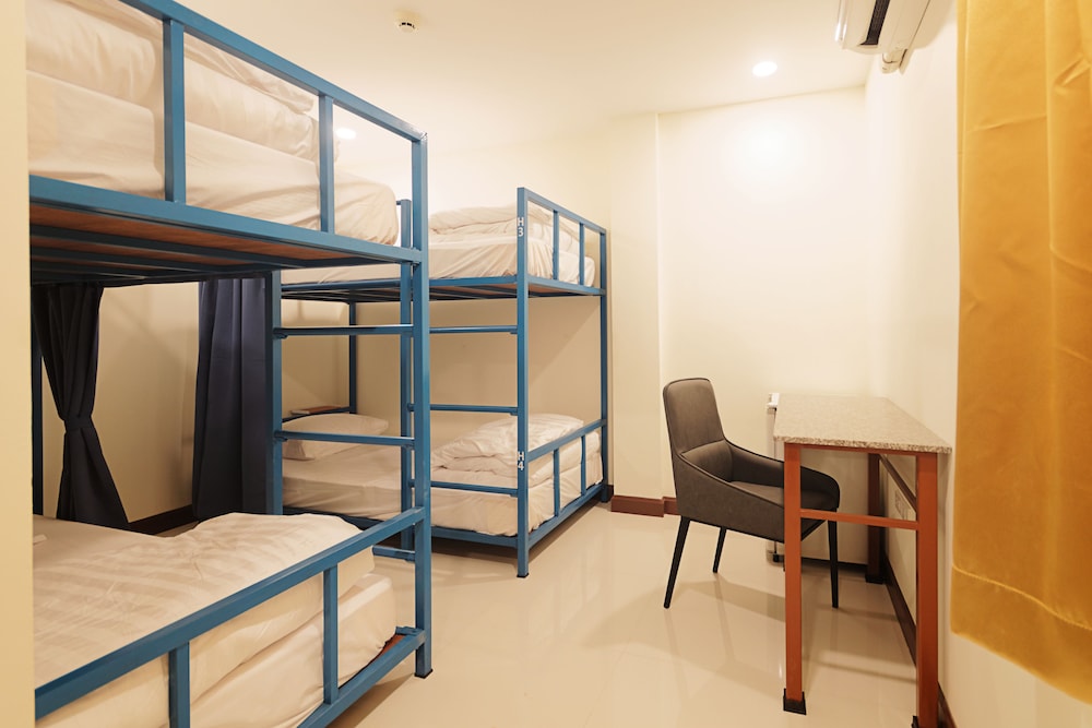 Happy Hostel 11/32