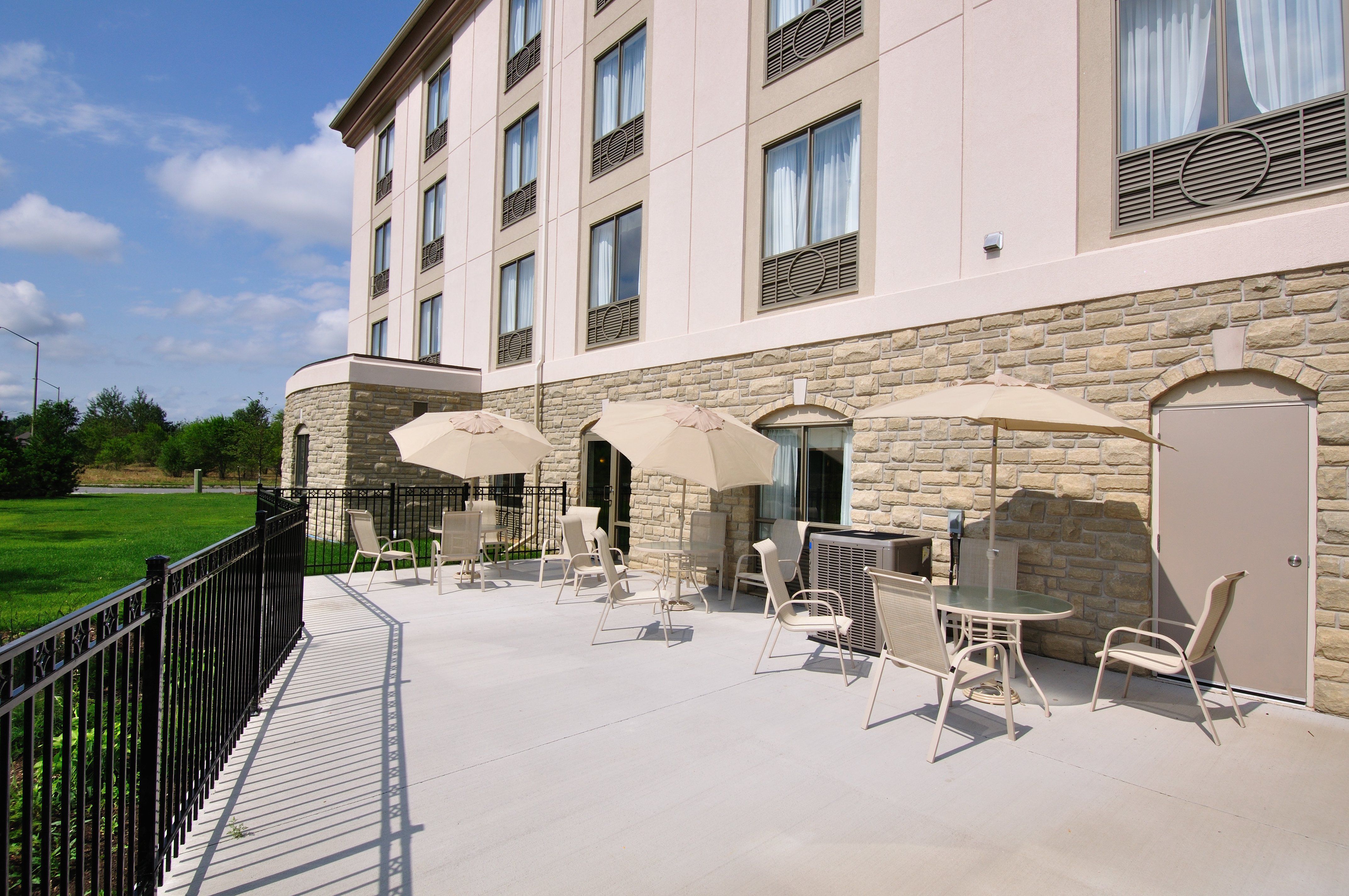Holiday Inn Express Hotel Suites Ottawa Airport 17/18