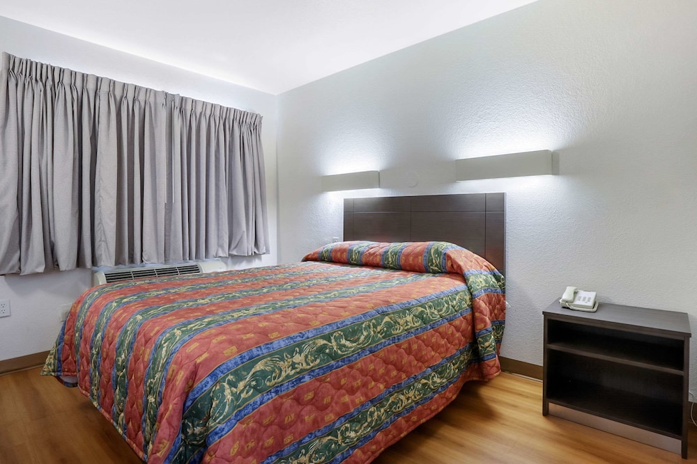 STANDARD, QUEEN BED, SMOKING