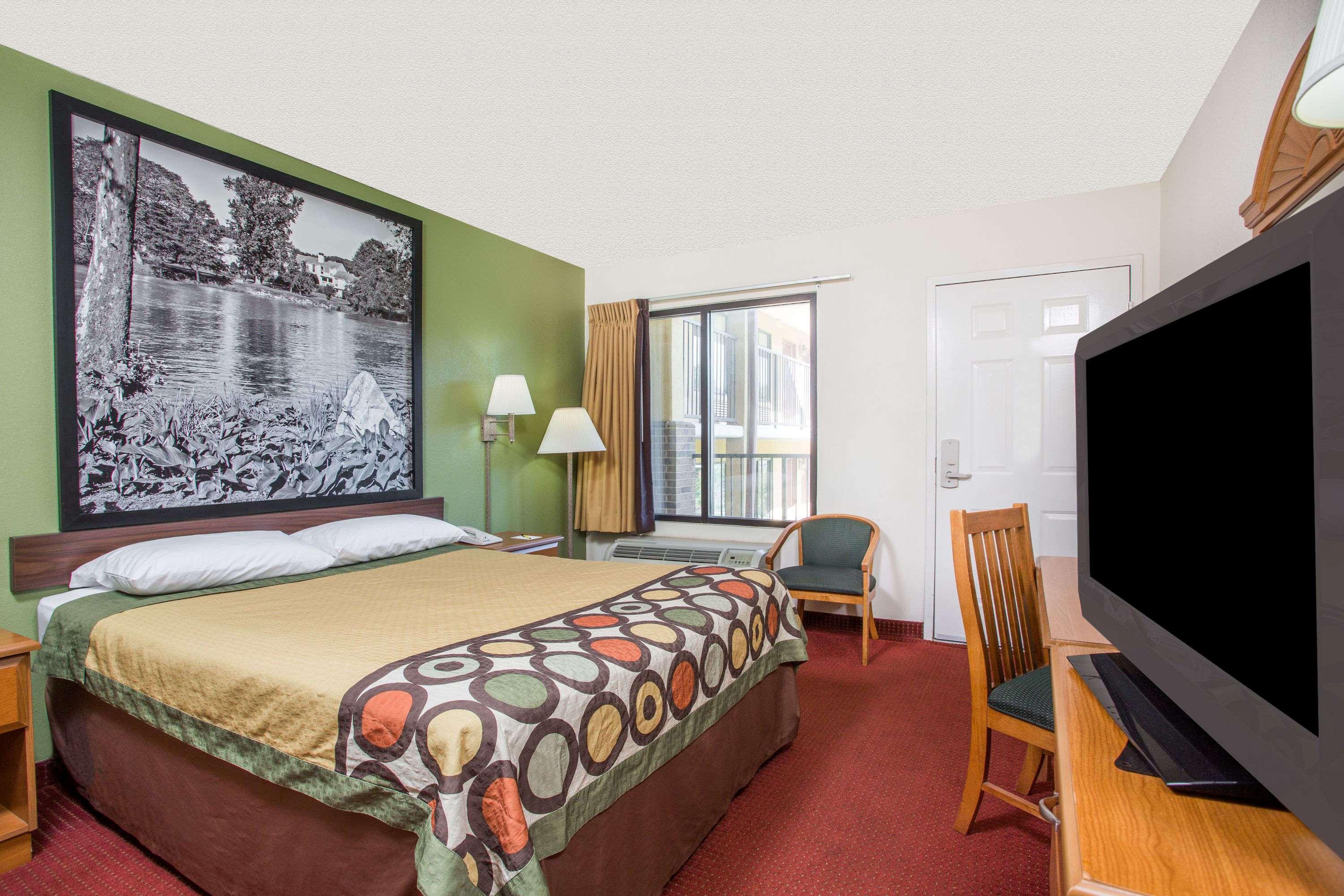 Super 8 By Wyndham Lavonia 5/17