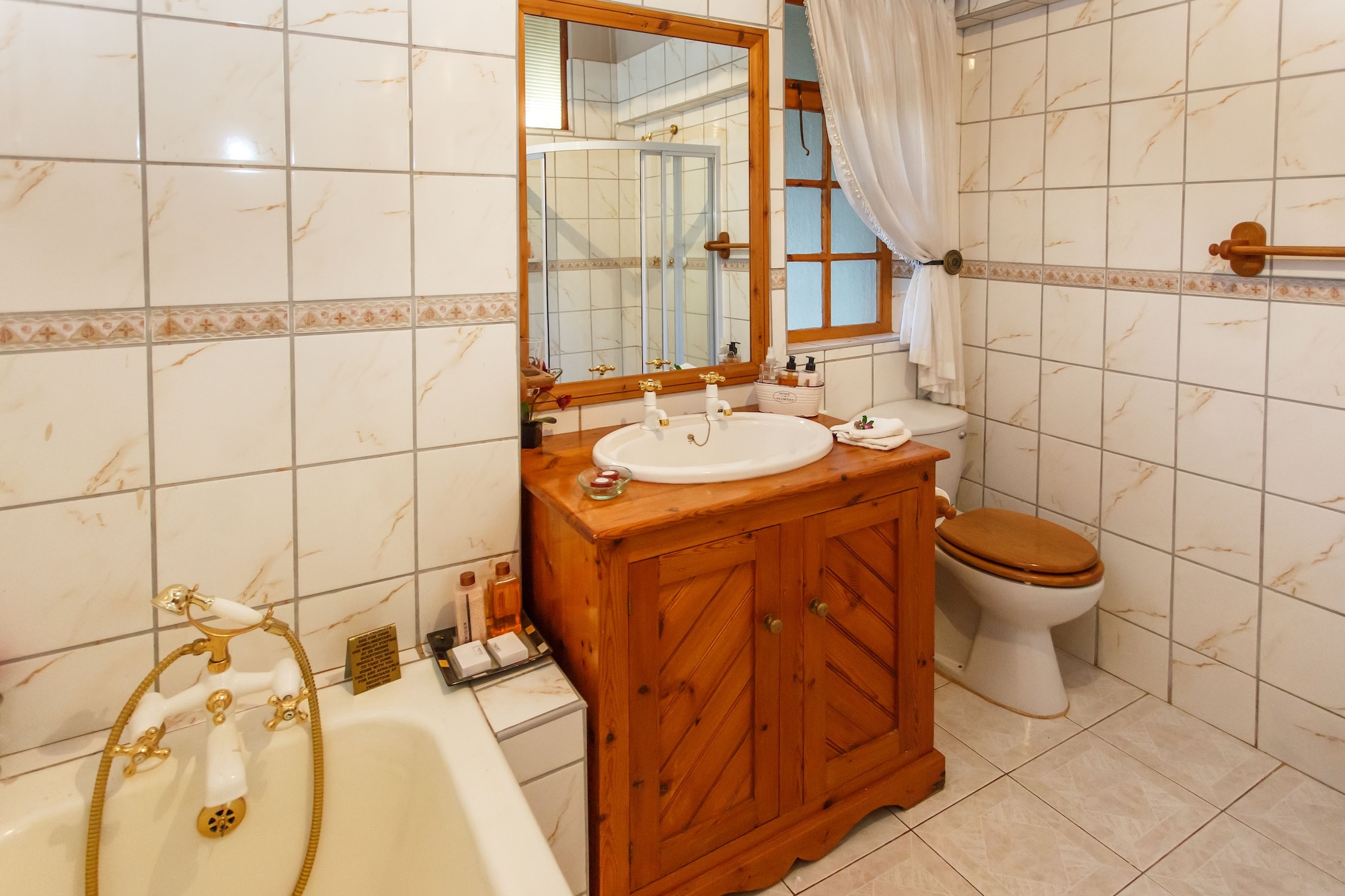 غرفة فاخرة بسريرين منفصلين بغرفة نوم واحدة، De Denne Guest House 7/7