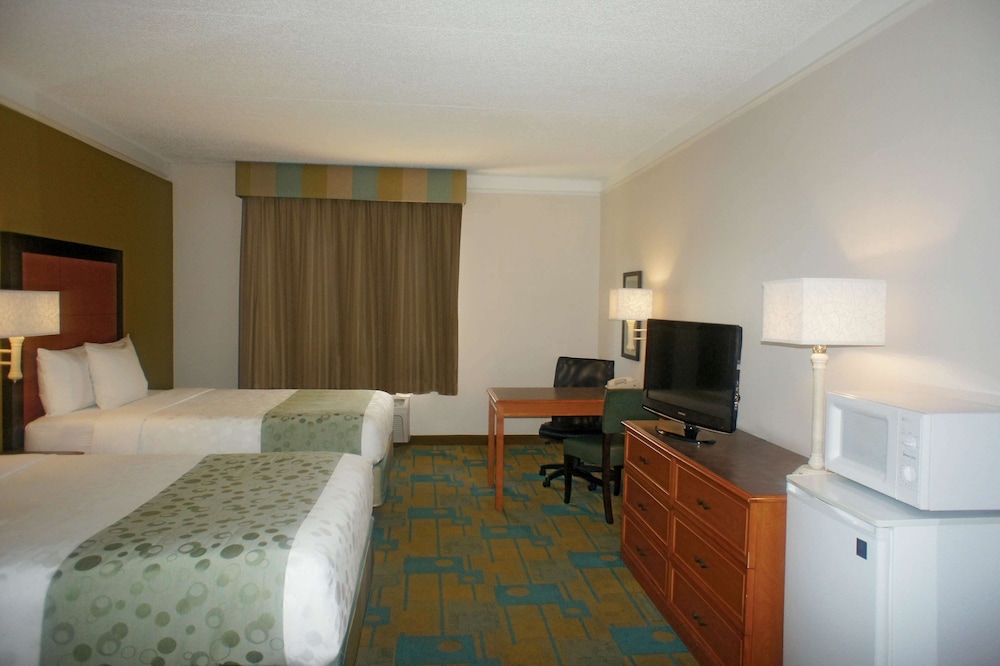La Quinta Inn & Suites by Wyndham St. Pete-Clearwater Airpt 25/51