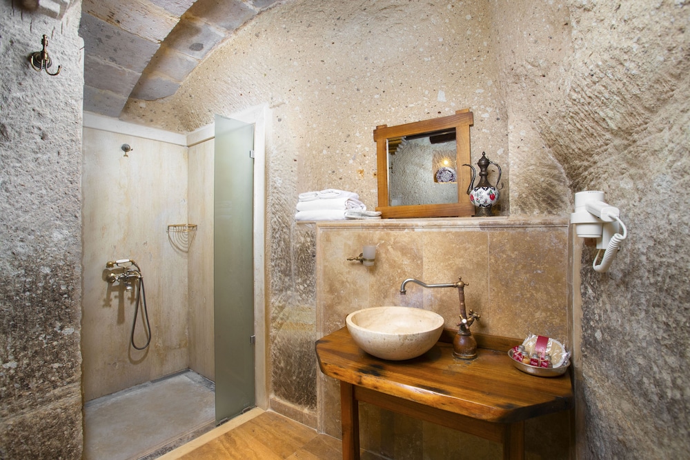 Terra Cave Hotel 50/50