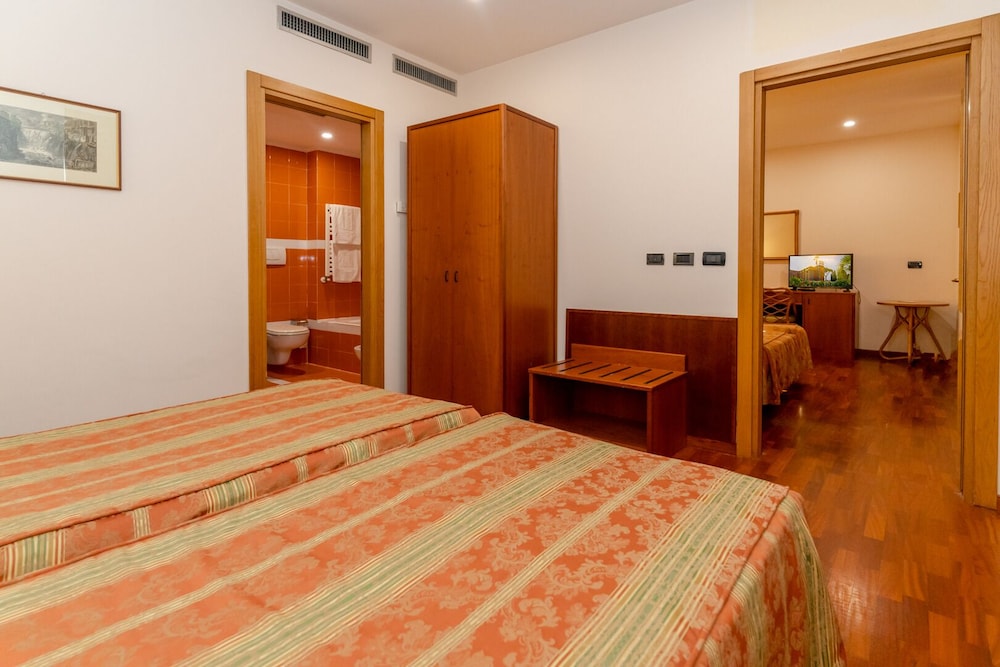 Hotel Tivoli 19/66