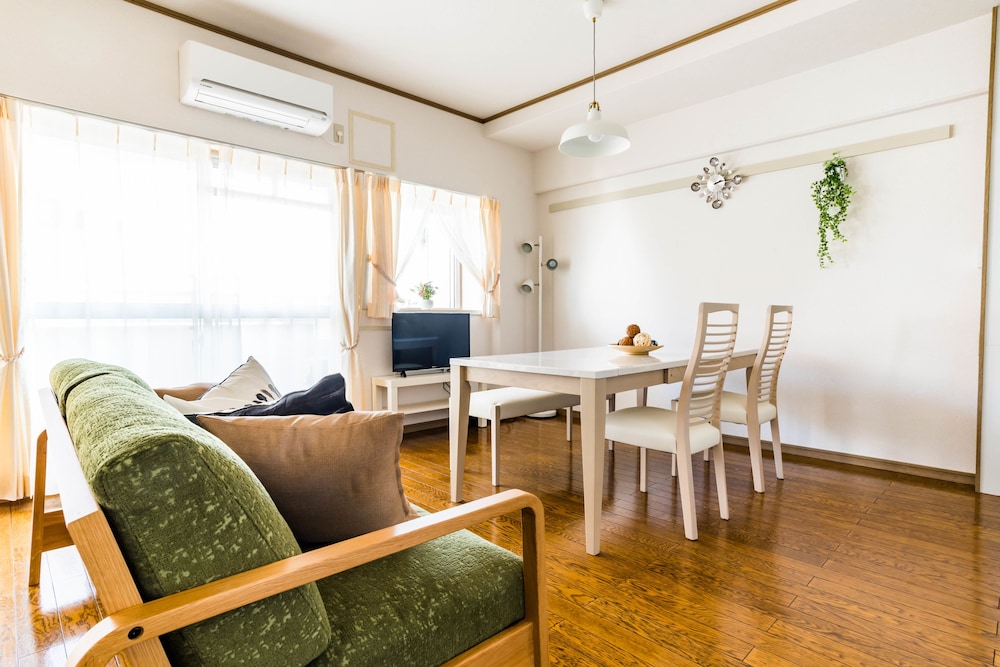 Universal Bay Condominium 50/60