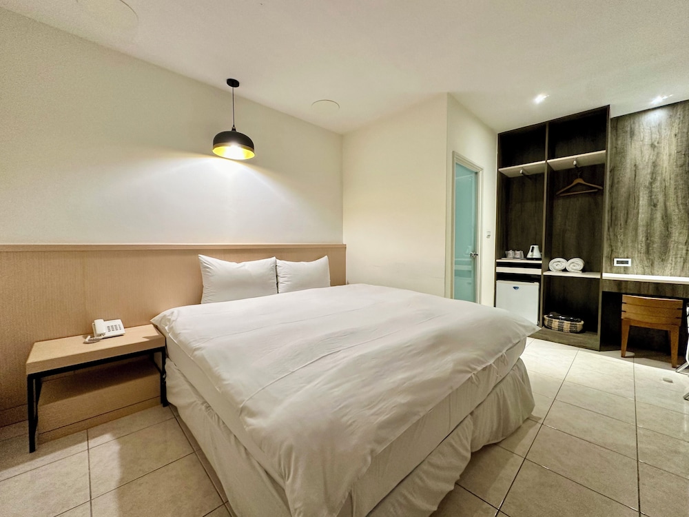 STANDARD, DOUBLE OR TWIN BED, NO WINDOW