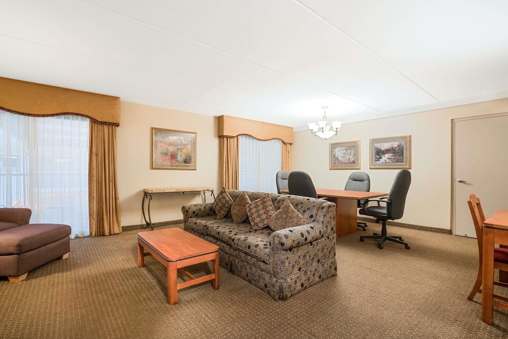 Ramada by Wyndham Plymouth Hotel and Conference Center 37/57