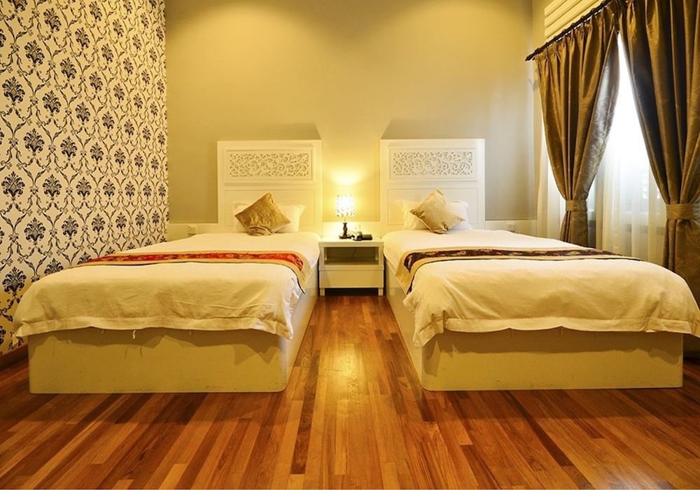 PREMIER, TWIN BEDS, BATHTUB