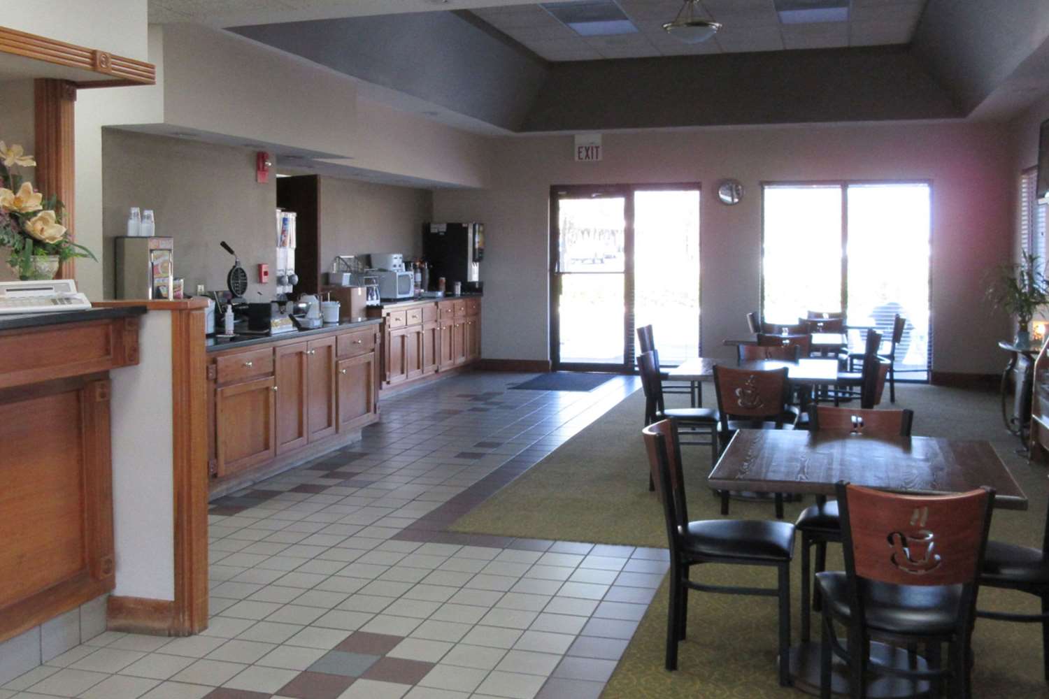 Super 8 by Wyndham Manchester TN 1/2
