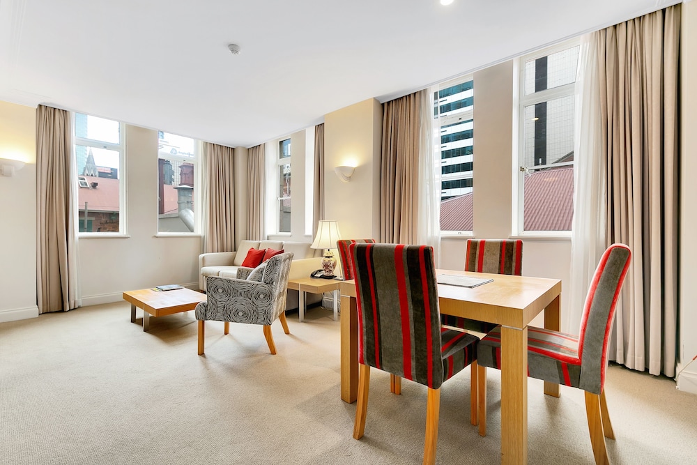 The Manor Apartment Hotel 38/56