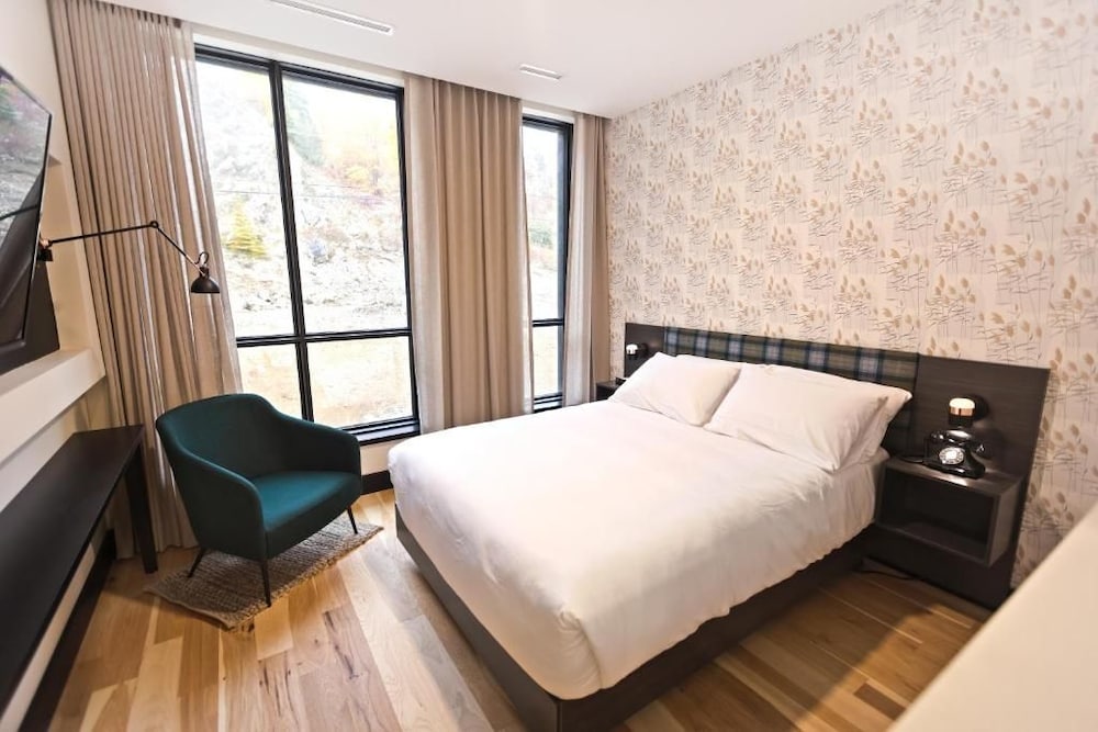 Hew & Draw Hotel 8/36