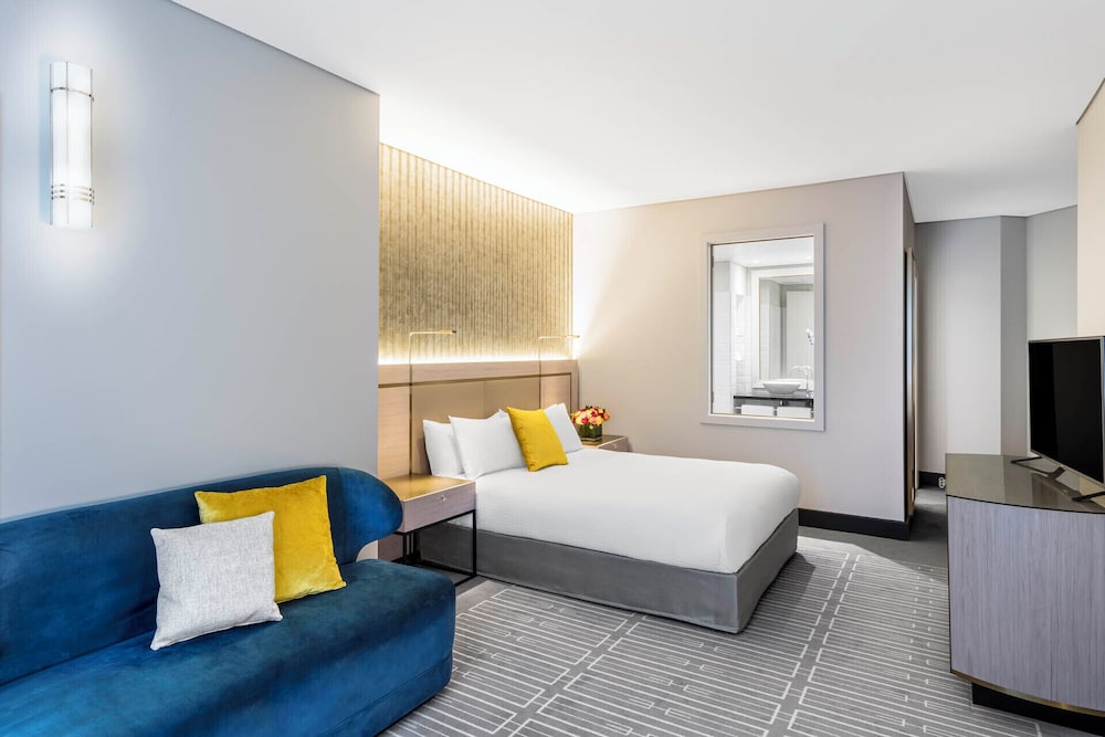 Premier, Queen Bed, Atrium View