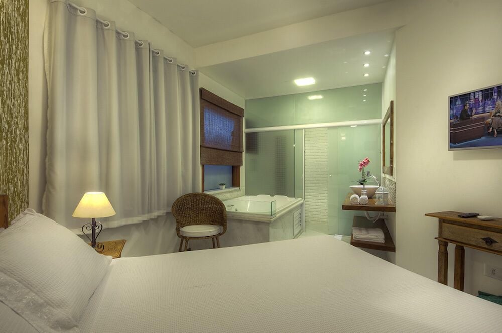 duplex, jetted tub
