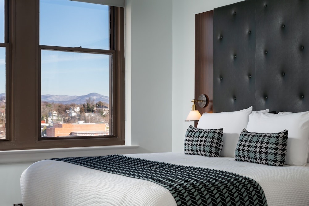 DELUXE, KING BED